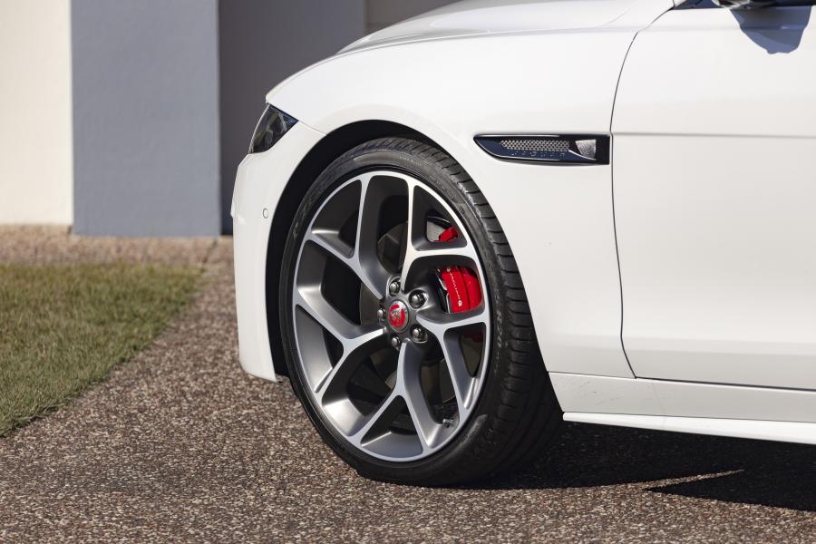 Колеса Jaguar XE P300 R-Dynamic 2019 года  (AU) (фото 10 из 40)